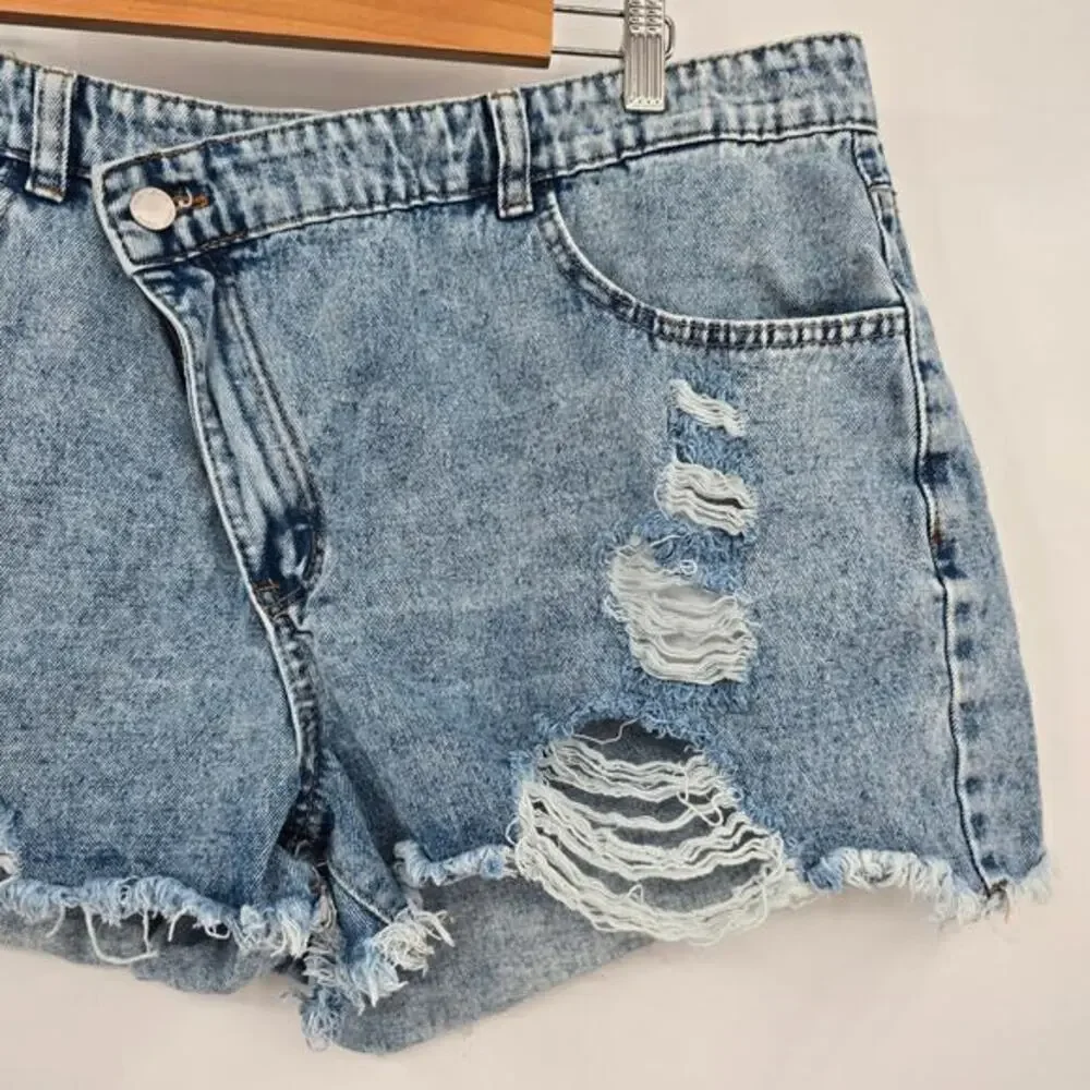 Shein‎ Curve Women's Plus Distressed Asymmetrical Button Cut Off Jean Shorts 1X - Picture 4 of 10